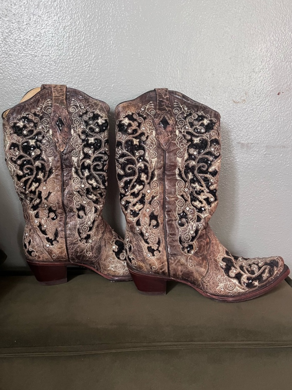 Corral Brown Distressed Embroidered Western Boots with Black Appliqué - Picture 3 of 10